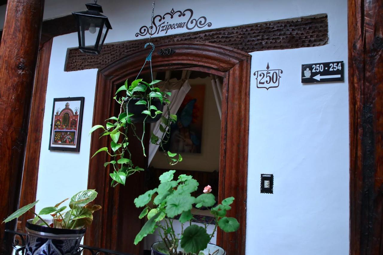 Hotel Casa Baez ปาทซ์คูเอโร ภายนอก รูปภาพ